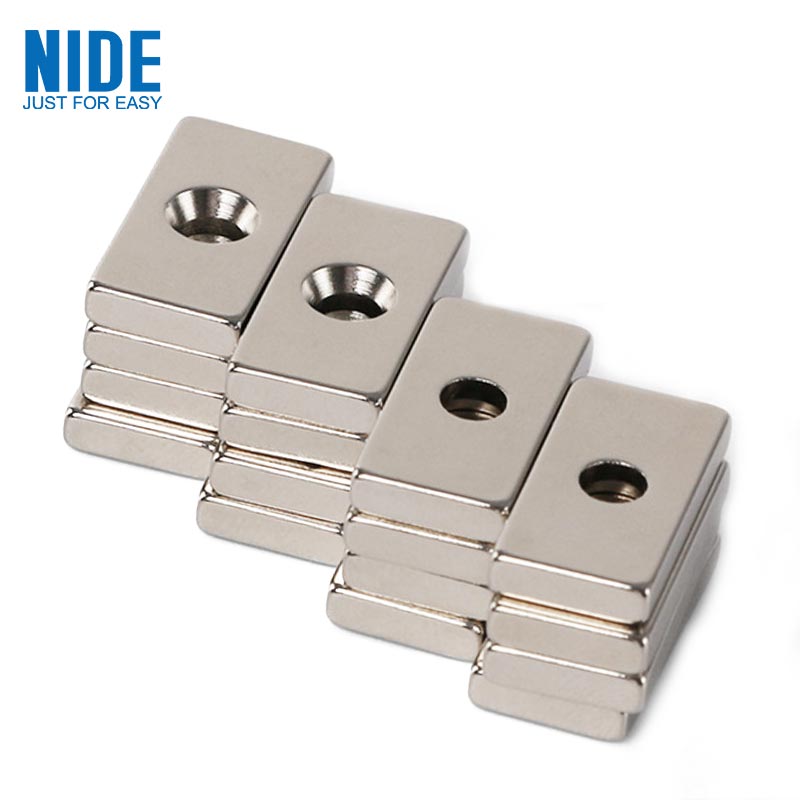 មេដែក Neodymium ដ៏រឹងមាំ Square Sintered NdFeB Magnet ជាមួយនឹងរន្ធ